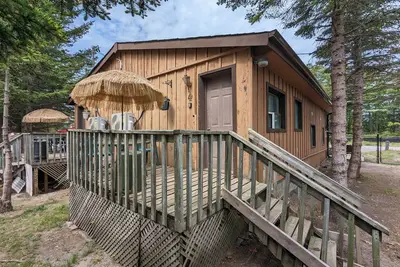 Image de Modern Tiny Wood Cottage #4 Camping style Cottages 5 minutes to the beach!