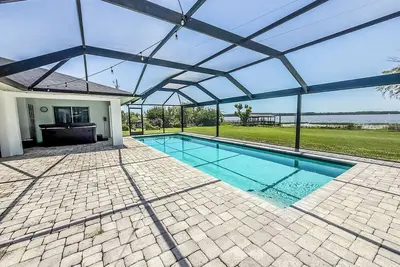 Image de Fabulous lakefront villa 4 bedrooms with pool, spa, fitness room, ping-pong. . .