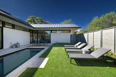 Image de Walk to Soco + Private Pool - Ember A!