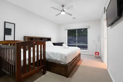 Image de Tarneit Grove Family Home with Home Theater