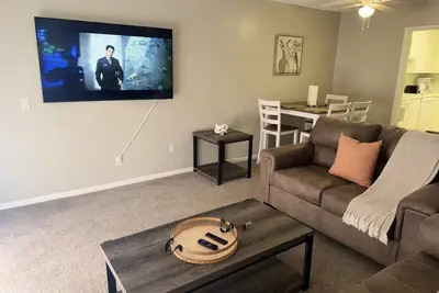 Image de Ft Novosel 9 miles away. Quiet 2-bedroom Townhouse in Enterprise with WiFi, Ac