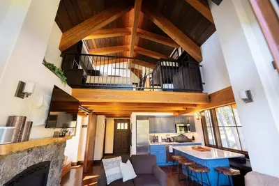Image de New! Slopeside Treehouse with hot tub - Ski-in-Ski-out just 30` from Slopes