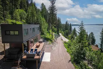 Image de New hot tub, lake views & private decks