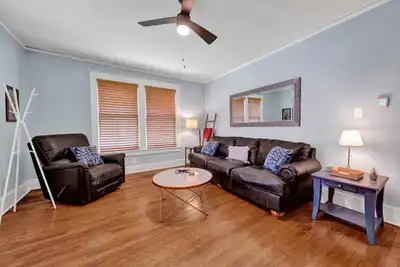 Image de Evergreen Historic District 1928 Midtown Apartment