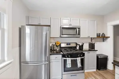 Image de Sophisticated 2 Bedroom w/ Queen Beds, \"Location! \"