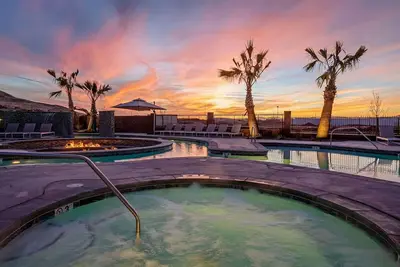 Image de Red Rock Retreat | Private Hot Tub, Fire Pit & 2 King Suites