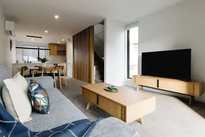 Image de Luxe 3br Townhouse | 2Bath + Private Garage in Cbd