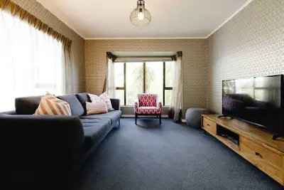 Image de Comfortable 2br Home | Parking + Easy Walk to City