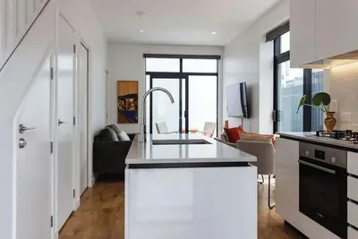 Image de Chic 2br Apartment | Secure Gated Complex in Cbd