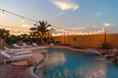 Image de Serenity Splash | Upscale Stay Pool & Game Lounge