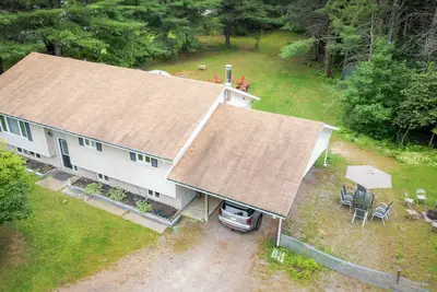 Image de Bancroft Vibes Suite | Sleeps 6 | Cozy Retreat