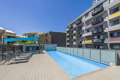 Image de Central East Perth Flat with Pool & Gym Access