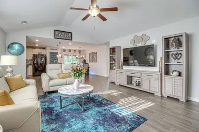 Image de 1 Mi to Shopping District: Chic Springfield Home