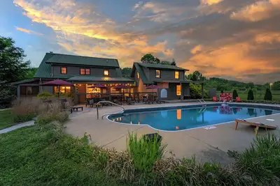 Image de 7 Br~Sleeps 20~Sport Court~Pool~Hot Tub~Playground