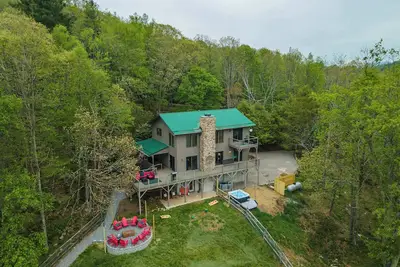 Image de Sleeps 20! Hot Tub~Outdoor Theater~Putt Putt~Games