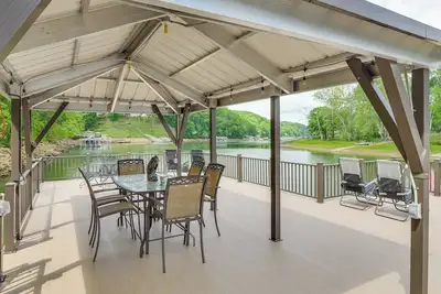 Image de 2-Story Dock & Deck at Huge Family Home in Doyle!