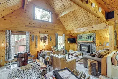 Image de Hot Tub + Arcade Table: Spacious Retreat in Lead