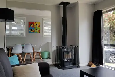 Image de Central Rotorua house with garden flat. Huge back yard, trampoline and fireplace
