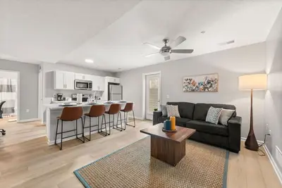 Image de Spacious & Central | 2 Bedroom | Cle Clinic