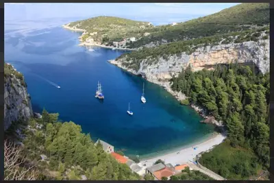 Image de Hvar, Zarace, cozy house with outdoor kitchen and private terrace with barbecue. 50 m from the beach