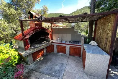 Image de Hvar, Zarače Family house with terrace, barbecue and outdoor kitchen, 50 m from the beach