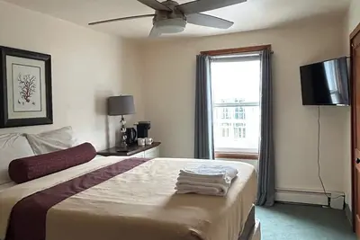 Image de Cozy Queen Room-Prime Downtown Location