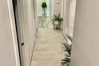 Image de 2425-2 Bdrm · 2b1b Mil Top Queen Anne House, 5 min 2 Dt