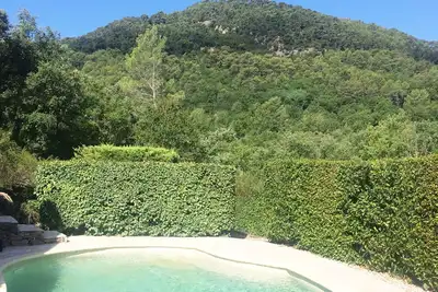 Image de Maison familiale avec vue unique, piscine, rivière et filet d'habitation