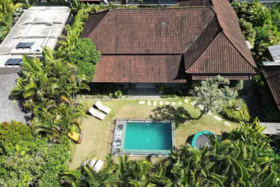 Image de Spacious villa in Berawa, Canggu. Large & green garden, pool, Ac and trampoline!