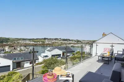 Image de Spacious house with panoramic estuary views