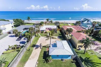 Image de This house is a 4 bedroom(s), 3 bathrooms, located in Indialantic, Fl.