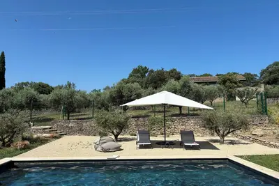 Image de Villa avec grand jardin et piscine au cœur d’un village historique du Luberon!