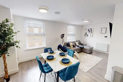 5 TVs | 10 Mins to City | 2 Showers | Free Parking