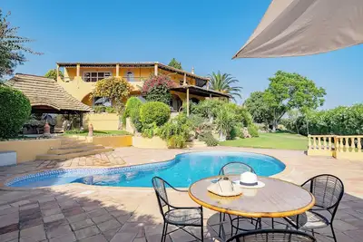 Image de Charming family home with sea views, close to Aquashow, Airport & beaches