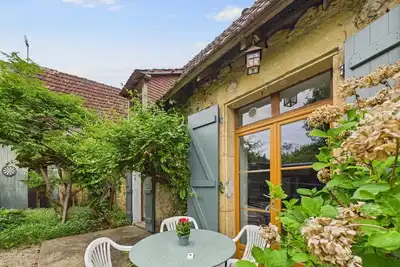 Image de Piscine et domaine arboré partagés - maison pour 4