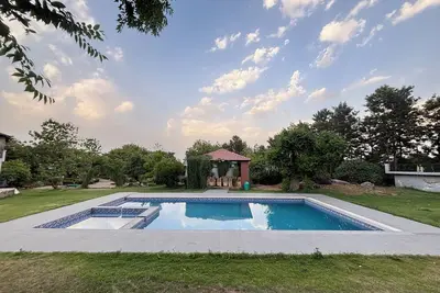 Image de 5-bedroom Farm Stay WiFi, Ac, fitness room with Pool Party Luxury farmhouse