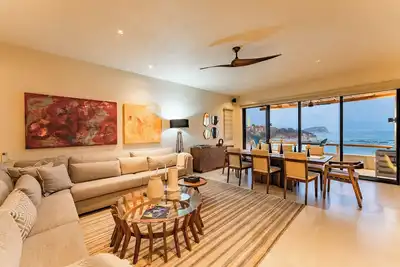 Image de Oceanview Elegance in Beachside Community