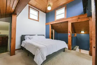 Image de Ohio City Home with Hot Tub Sleeps 8 + 2 more futons. Near Cleveland Attractions