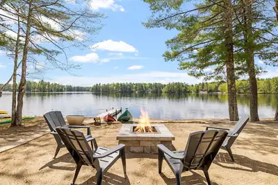 Image de Balch Lake Bungalow -Lakeside Retreat - Newly Renovated, 90+ Ft Of Private Beach