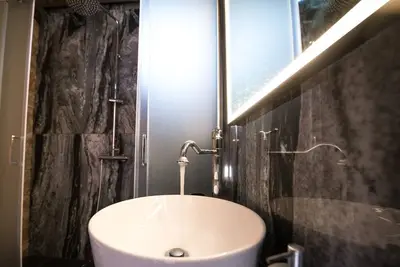 Image de Luxury and comfort meets breathtaking views!