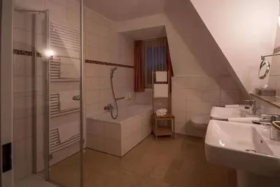 Image de Suite, shower or bath, Wc - Hotel Stadt Aurich