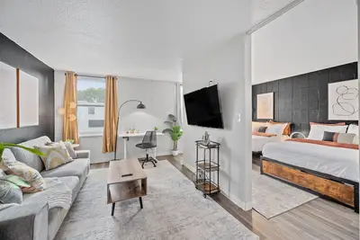 Image de Stylish studio+ Prime Location Cincinnati + workspace + fitness room + smart TVs