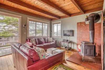 Image de Delightful, Custom 3-Story Beauty Has Haystack Rock Views, 1 Block from Beach!