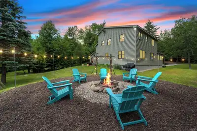 Image de Sunset Retreat - Lake George 5 acre with Ac, Firepit, Game Room and Grill
