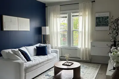 Image de The White Lotus - Premium King Bed | 400mbs Wifi | 7-minDT | Work Station