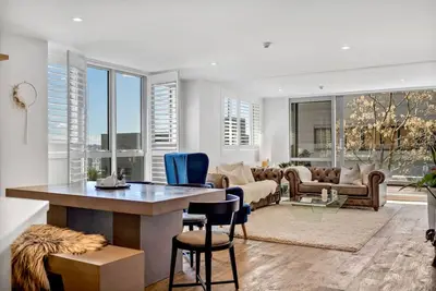 Image de Stylish, Spacious, Central for Groups & Families!