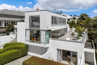 Image de Resort-Style Home w Au-pair Flat