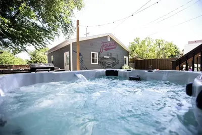 Image de FarnamFieldhouse+HotTub+EpicGameRoom+FirePit+Mural
