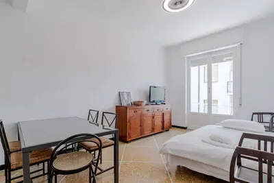 Image de Cozy and bright 80 sqm apartment, perfect for 5 people, located on the second floor of a building with a lift. Located in the heart of the Ligurian Riviera, the property is located in Rapallo, in a convenient and well-served area. The location is ideal: j