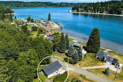 Image de Peaceful 2+ Bedroom House, Salt Water Peekaboo View, WiFi, A/C & near the Park.